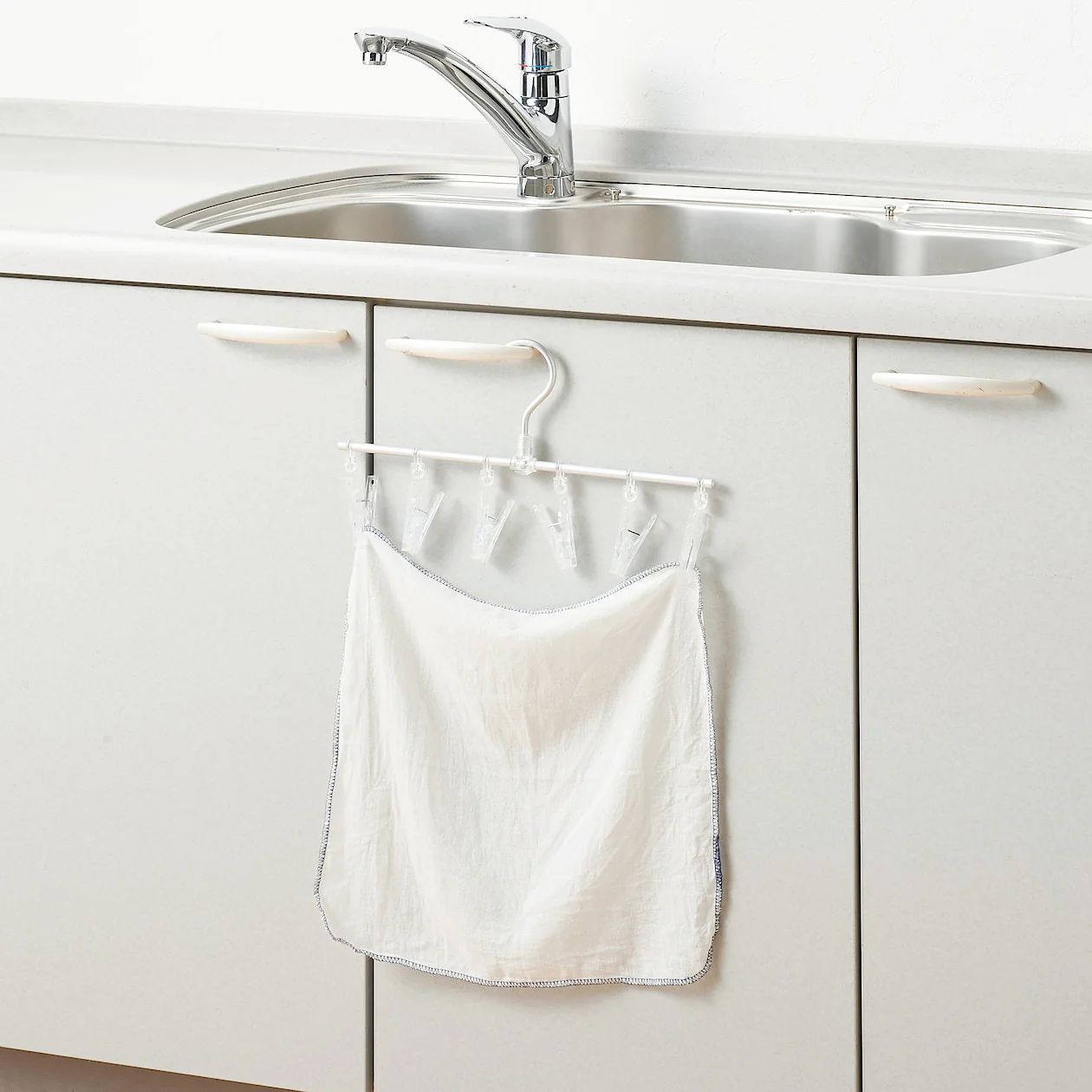 Aluminium Straight-Line Hanger with Pegs - Image 9