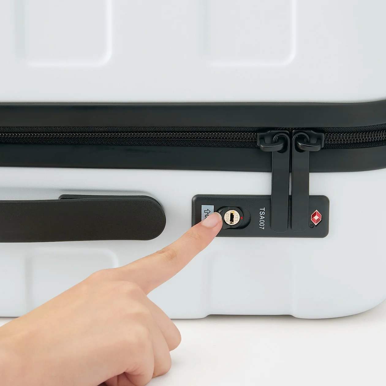 Hard Shell Suitcase - 36L (54cm) - Image 15