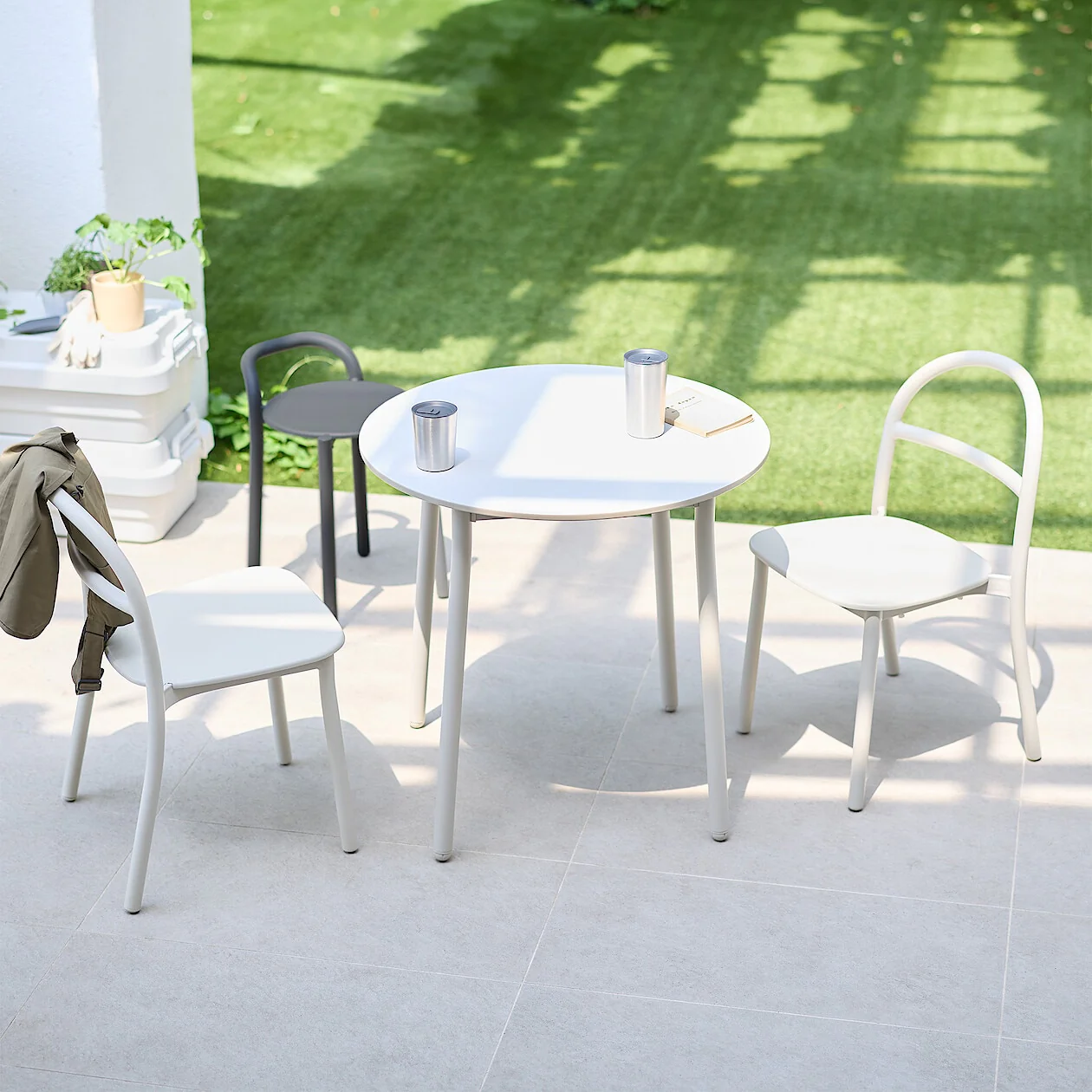 Indoor/Outdoor Round Table with Aluminium Legs - Image 8