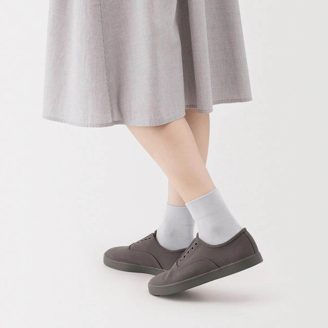Right Angle Rayon Blend Loose Top Short Socks - Image 11